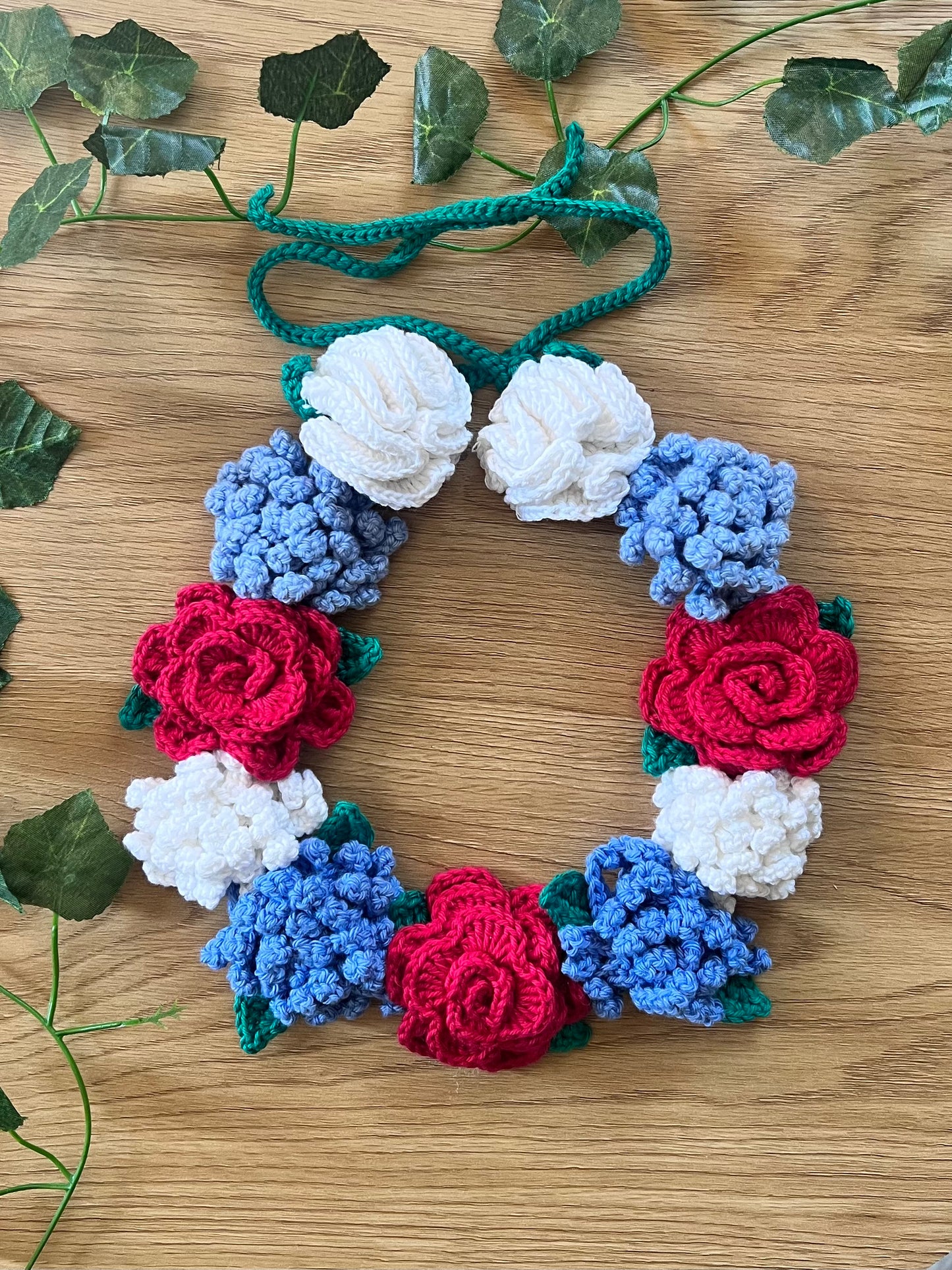 Röd blomkrans. Omkrets 57cm