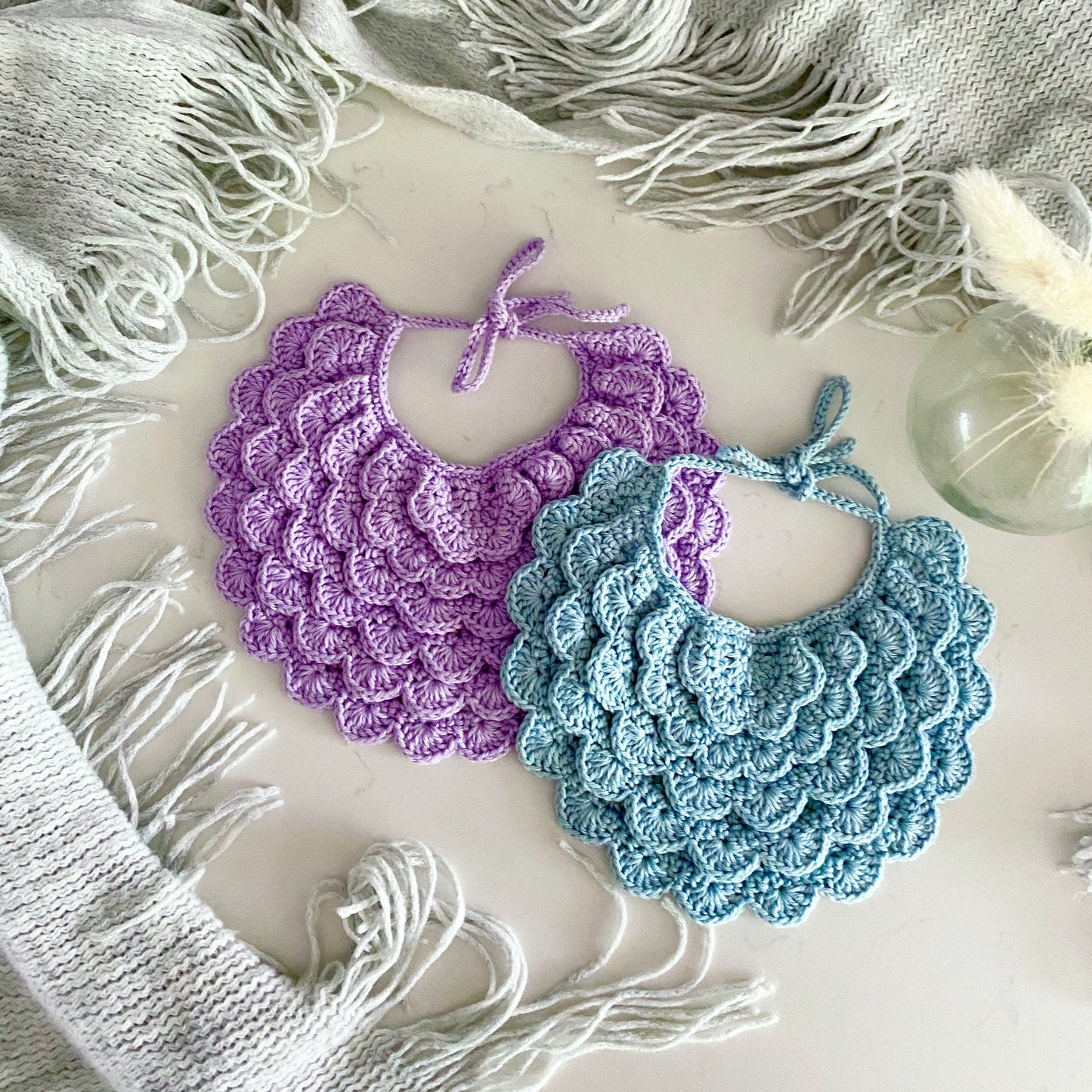 Crochet Pattern Cutie bib, English US terms