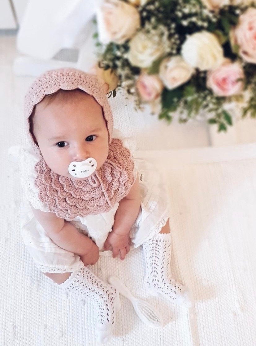 Crochet Pattern Cutie bib, English US terms