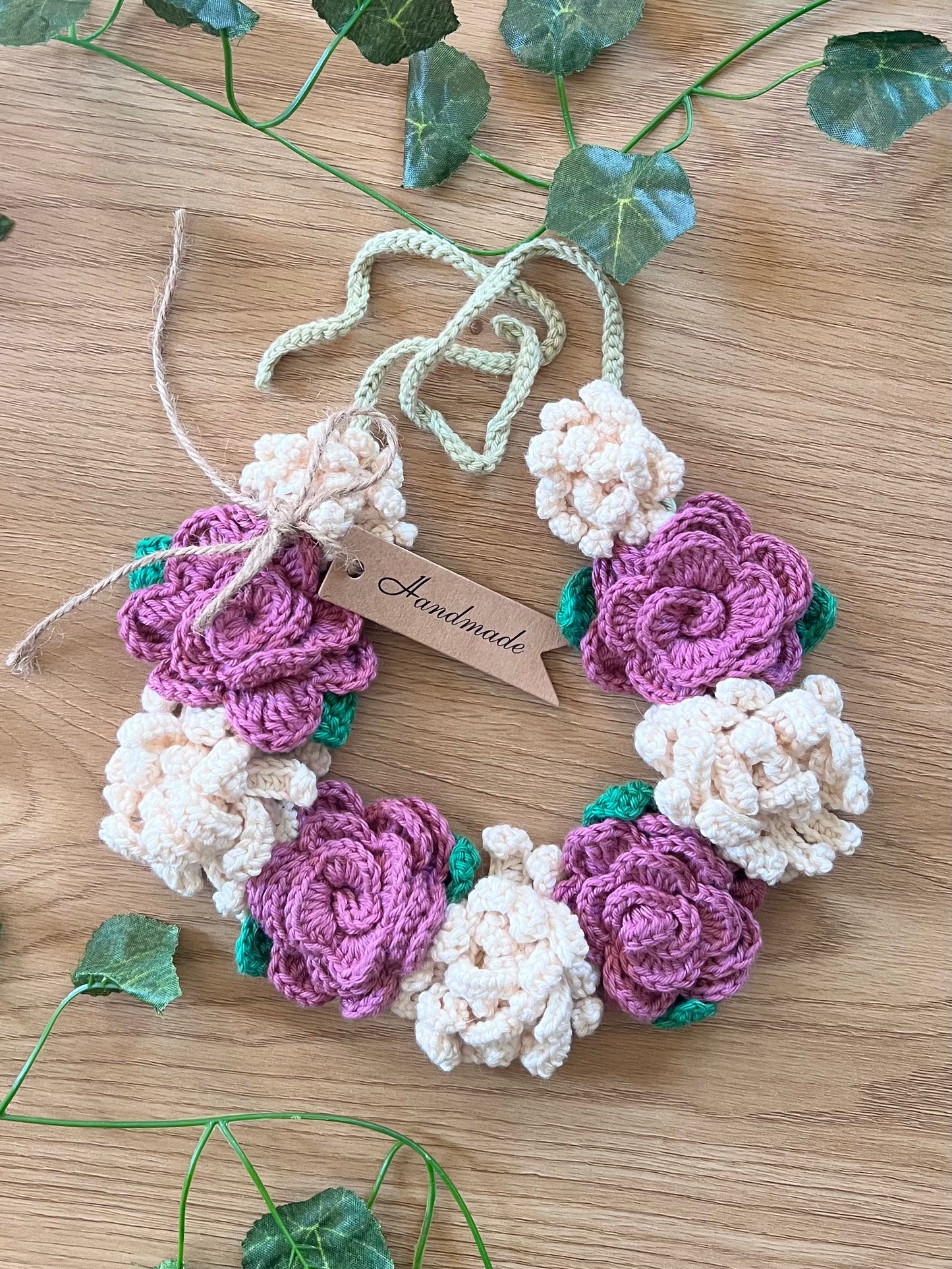 Lila blomkrans. Omkrets 40 cm